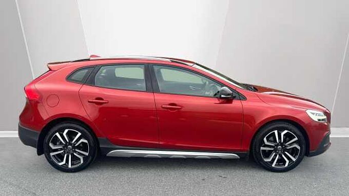 Volvo V40 Cross Country T3 Cross Country Pro (Full Leather, Rear Camera, DAB Radio)