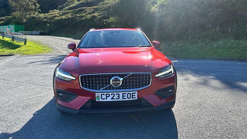 Volvo V60 Cross Country B5 AWD Plus (Rear Camera, Heated Seats, Apple Carplay)