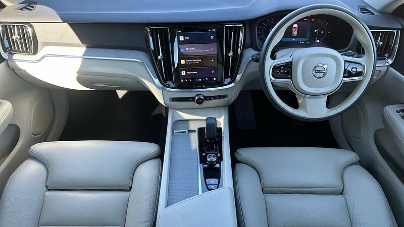 Volvo V60 Cross Country B5 AWD Plus (Rear Camera, Heated Seats, Apple Carplay)