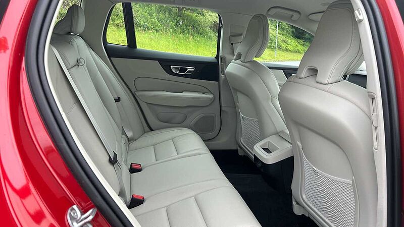 Volvo V60 Cross Country B5 AWD Cross Country (Rear Camera, Heated Seats, DAB Radio)