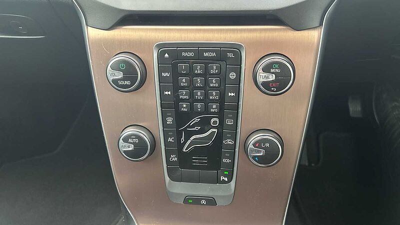 Volvo V40 Cross Country T3 Cross Country Pro (Full Leather, Rear Camera, DAB Radio)