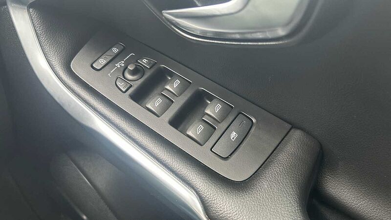 Volvo V40 Cross Country T3 Cross Country Pro (Full Leather, Rear Camera, DAB Radio)