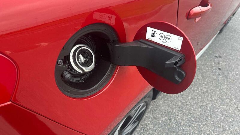 Volvo V40 Cross Country T3 Cross Country Pro (Full Leather, Rear Camera, DAB Radio)