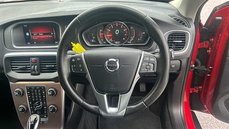 Volvo V40 Cross Country T3 Cross Country Pro (Full Leather, Rear Camera, DAB Radio)
