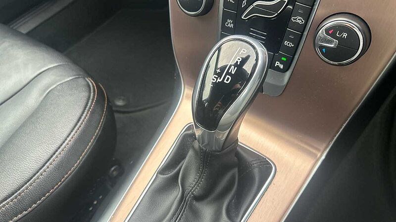 Volvo V40 Cross Country T3 Cross Country Pro (Full Leather, Rear Camera, DAB Radio)