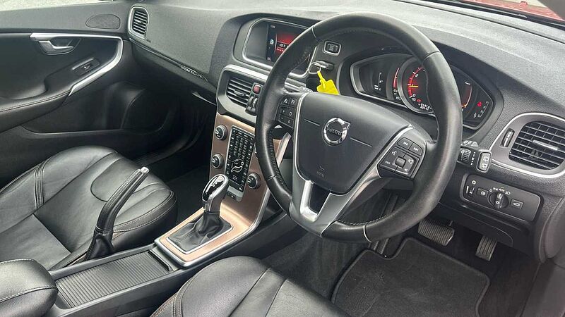 Volvo V40 Cross Country T3 Cross Country Pro (Full Leather, Rear Camera, DAB Radio)