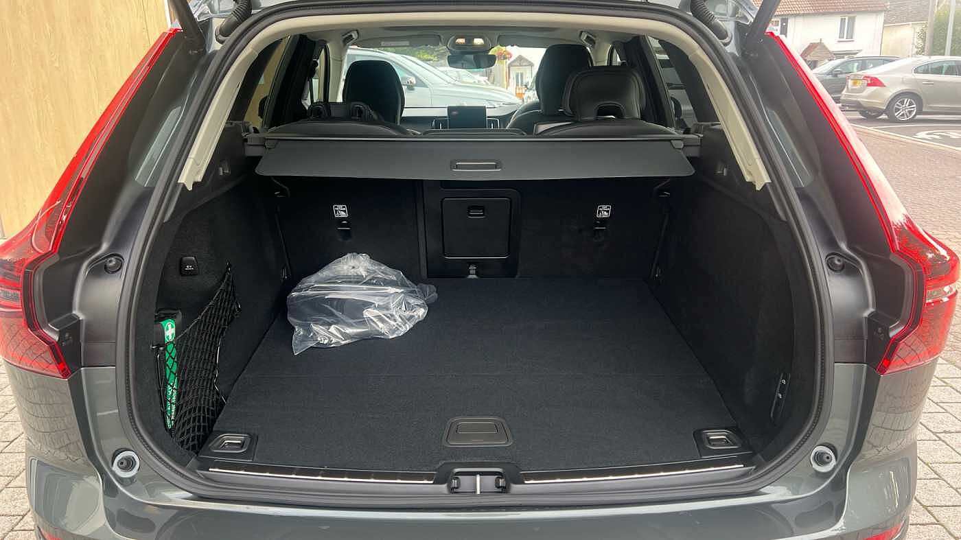 Volvo XC60 Ultra, T8 AWD Plug-in hybrid, Electric/Petrol, Dark (Bowers&Wilkins)