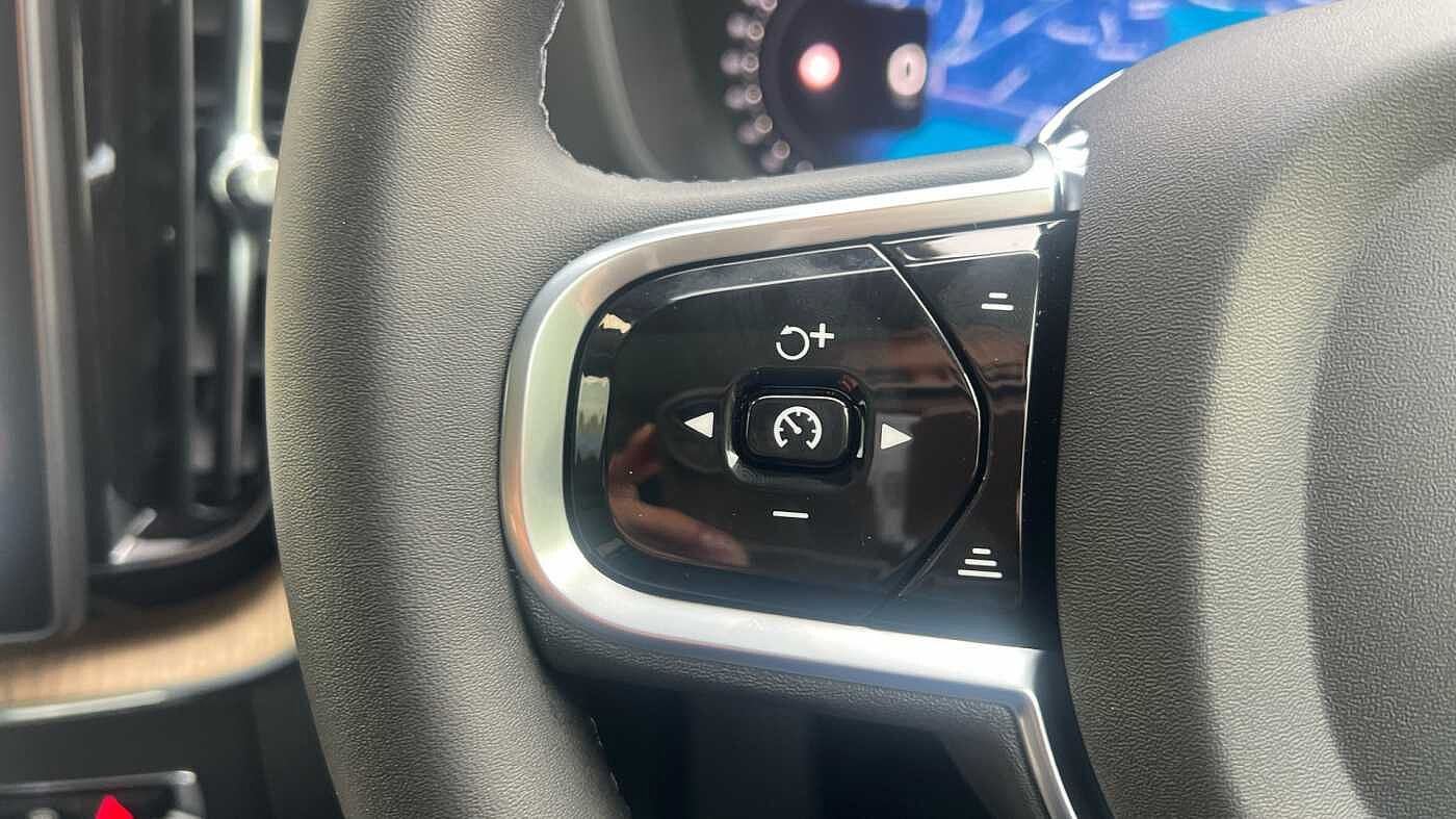 Volvo XC60 Ultra, T8 AWD Plug-in hybrid, Electric/Petrol, Dark (Bowers&Wilkins)