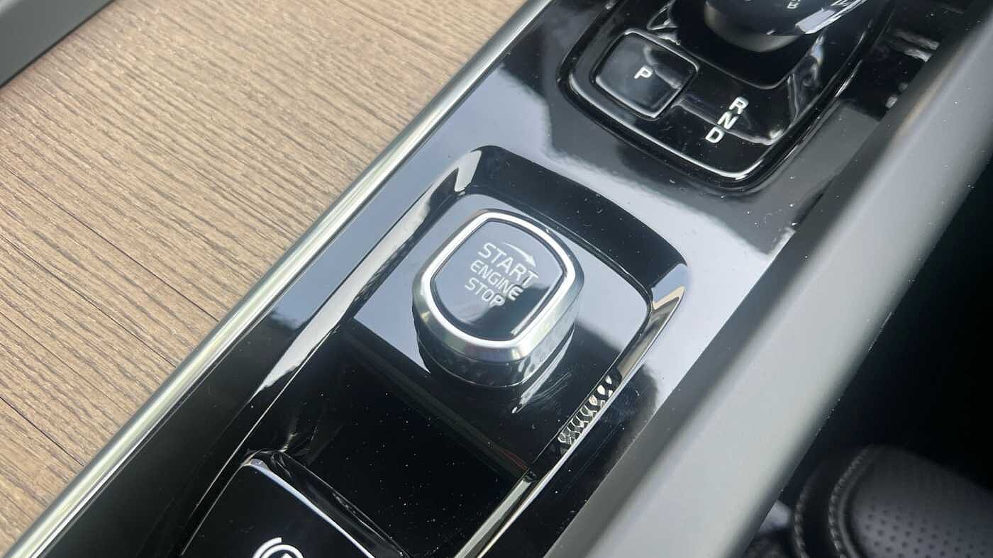 Volvo XC60 Ultra, T8 AWD Plug-in hybrid, Electric/Petrol, Dark (Bowers&Wilkins)