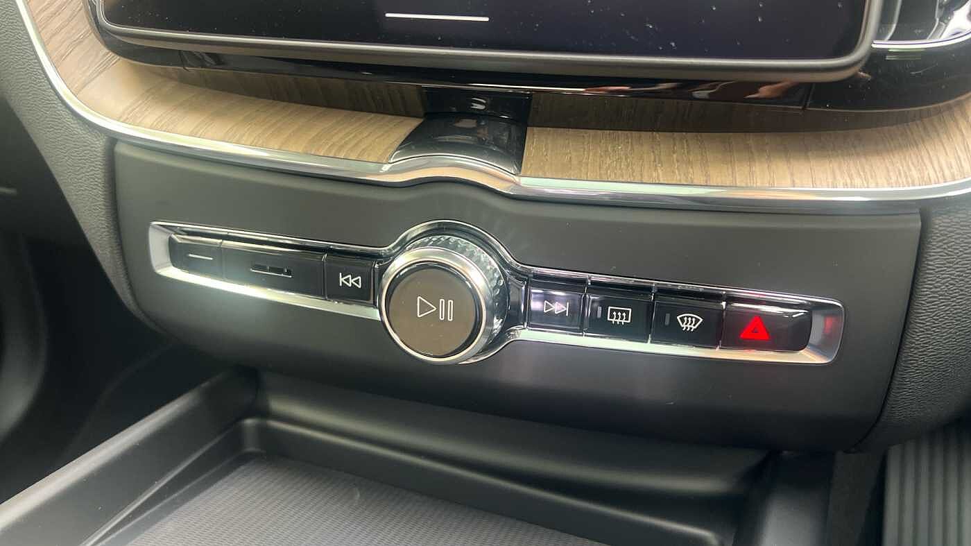 Volvo XC60 Ultra, T8 AWD Plug-in hybrid, Electric/Petrol, Dark (Bowers&Wilkins)