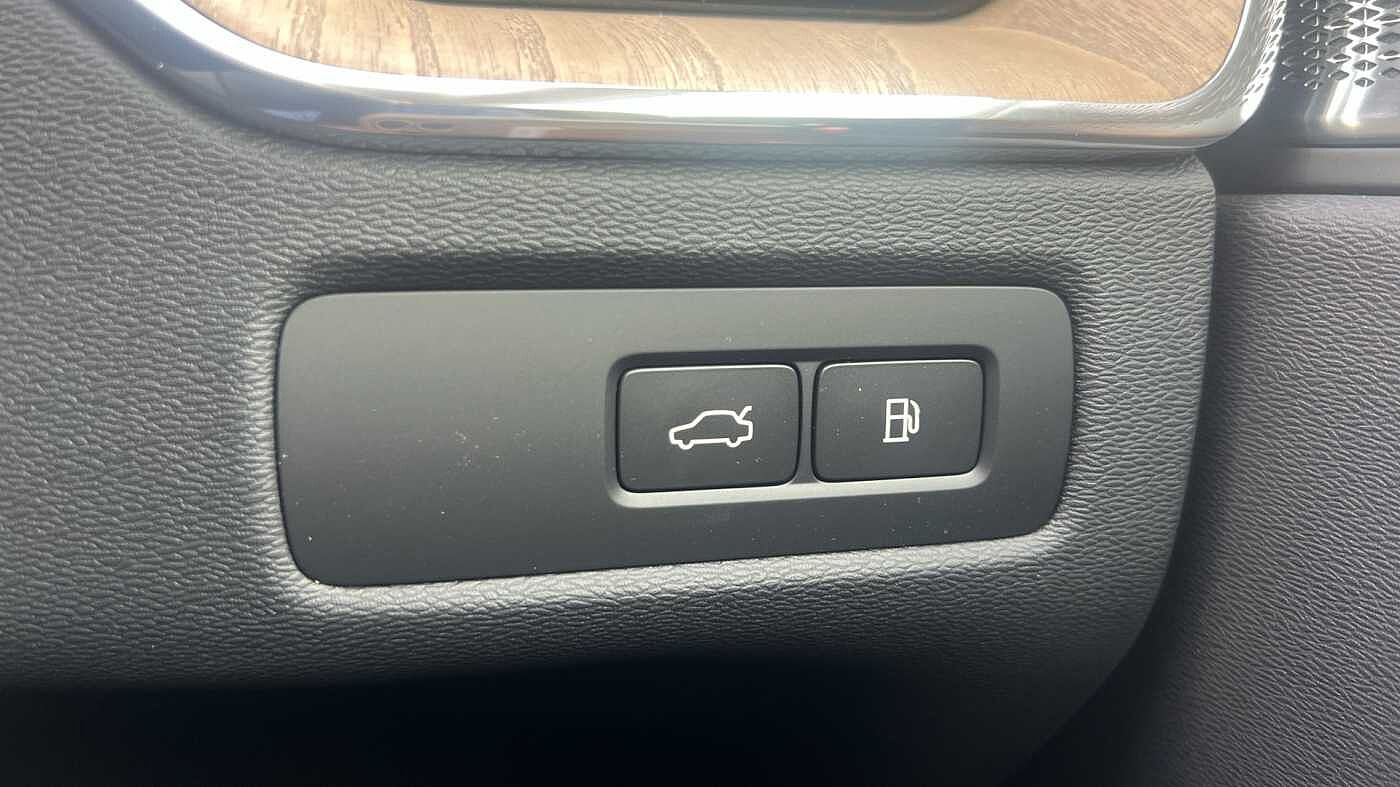 Volvo XC60 Ultra, T8 AWD Plug-in hybrid, Electric/Petrol, Dark (Bowers&Wilkins)