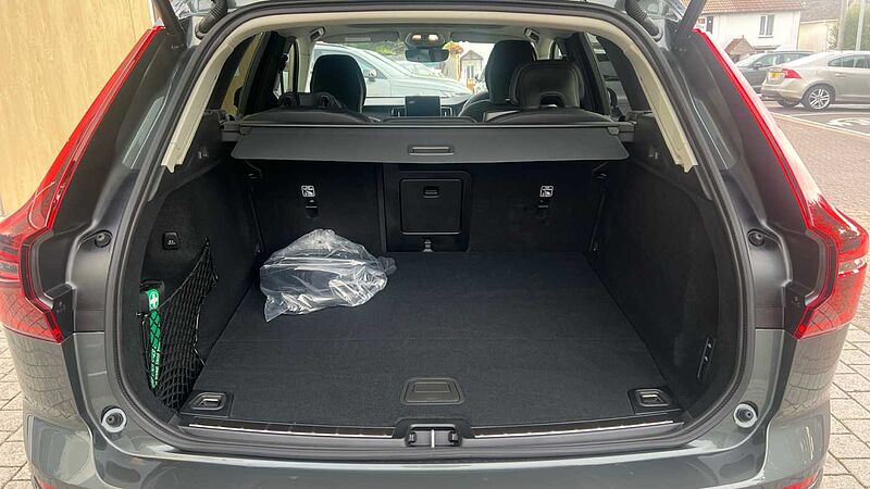 Volvo XC60 Ultra, T8 AWD Plug-in hybrid, Electric/Petrol, Dark (Bowers&Wilkins)