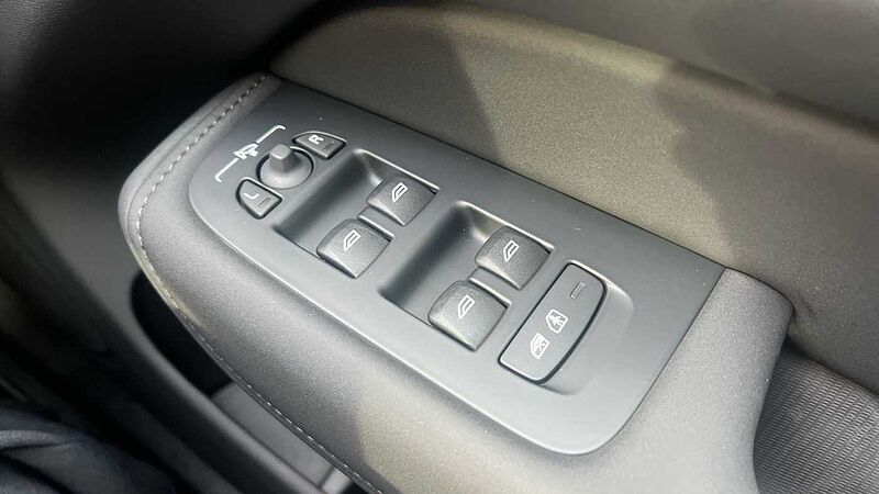 Volvo XC60 Ultra, T8 AWD Plug-in hybrid, Electric/Petrol, Dark (Bowers&Wilkins)