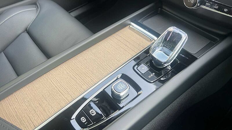 Volvo XC60 Ultra, T8 AWD Plug-in hybrid, Electric/Petrol, Dark (Bowers&Wilkins)
