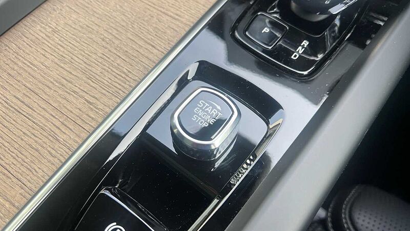 Volvo XC60 Ultra, T8 AWD Plug-in hybrid, Electric/Petrol, Dark (Bowers&Wilkins)