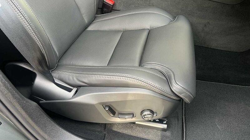 Volvo XC60 Ultra, T8 AWD Plug-in hybrid, Electric/Petrol, Dark (Bowers&Wilkins)