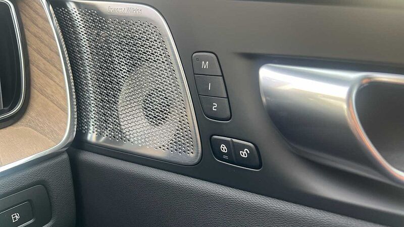 Volvo XC60 Ultra, T8 AWD Plug-in hybrid, Electric/Petrol, Dark (Bowers&Wilkins)