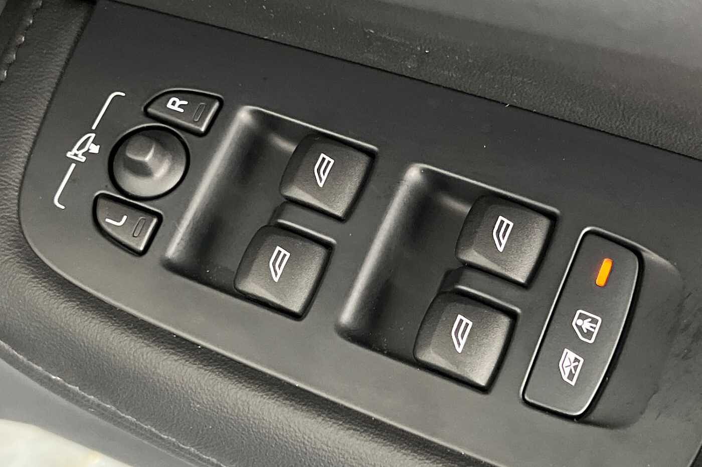 Volvo S60 Recharge Ultimate, T8 AWD Plug-in hybrid, Petrol, Dark