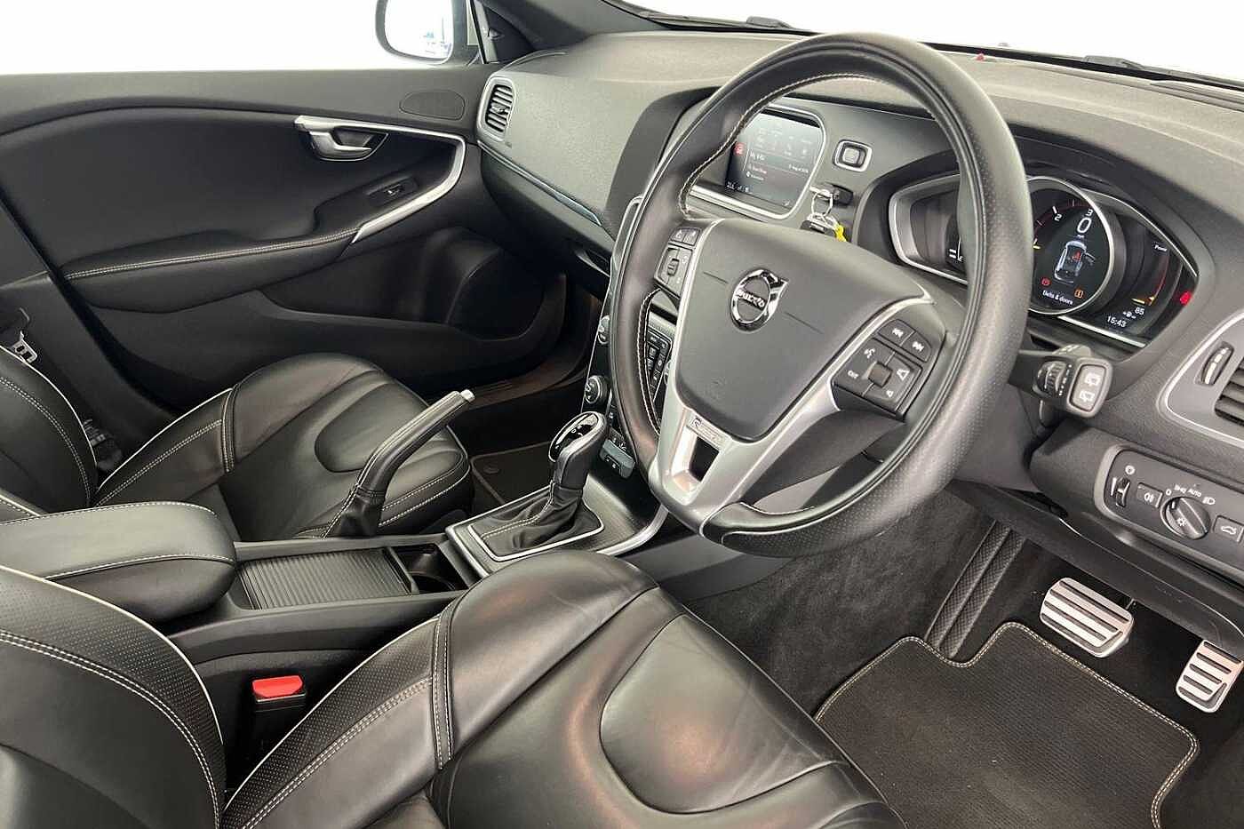 Volvo V40 D2 R-Design Pro Automaticc( Intellisafe Pro | Xenium Pack | Winter Pack )