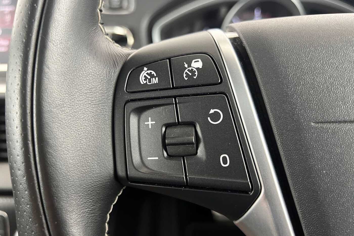 Volvo V40 D2 R-Design Pro Automaticc( Intellisafe Pro | Xenium Pack | Winter Pack )