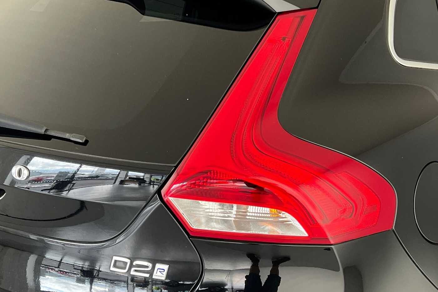 Volvo V40 D2 R-Design Pro Automaticc( Intellisafe Pro | Xenium Pack | Winter Pack )