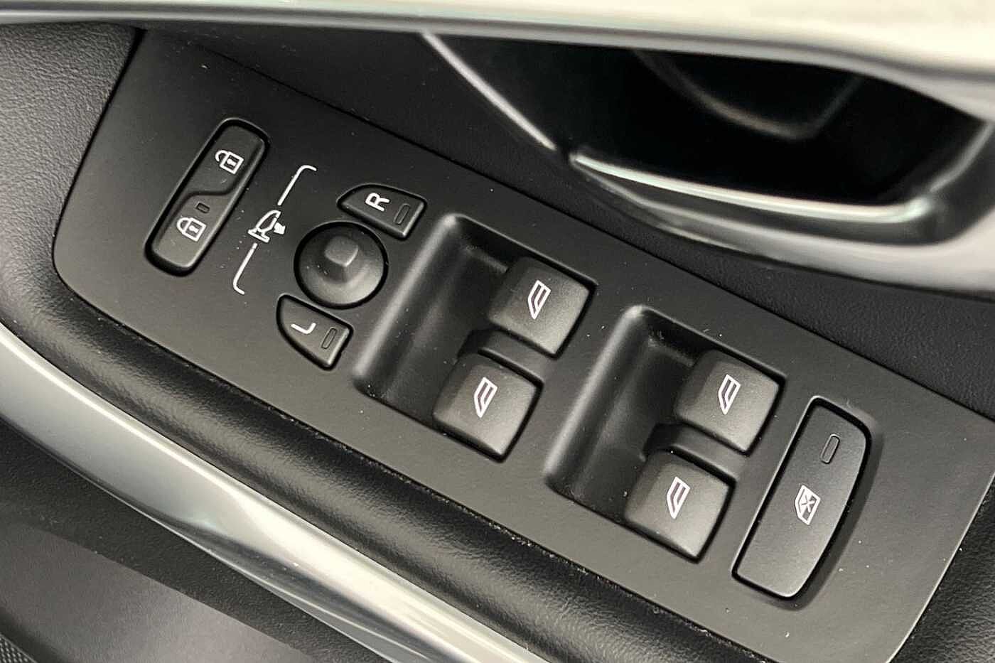 Volvo V40 D2 R-Design Pro Automaticc( Intellisafe Pro | Xenium Pack | Winter Pack )