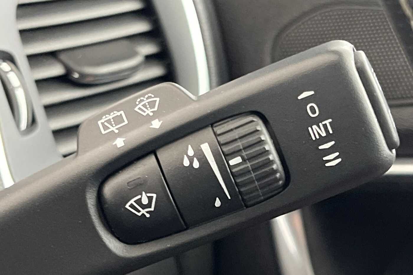 Volvo V40 D2 R-Design Pro Automaticc( Intellisafe Pro | Xenium Pack | Winter Pack )