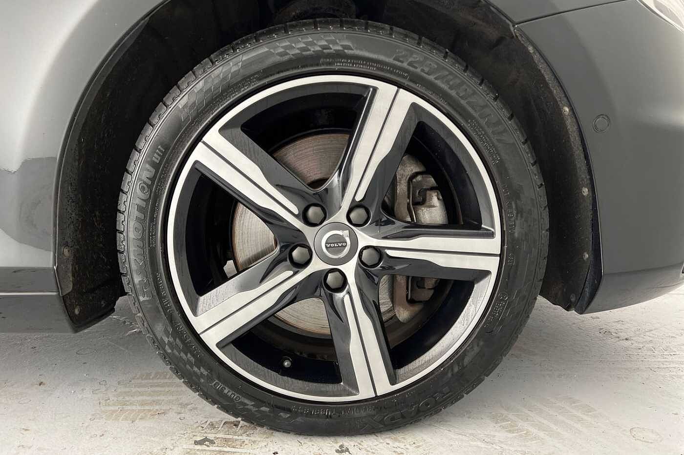 Volvo V40 D2 R-Design Pro Automaticc( Intellisafe Pro | Xenium Pack | Winter Pack )