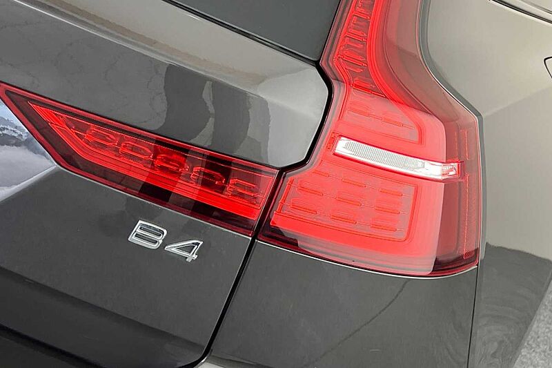 Volvo V60 Plus, B4 mild hybrid, Petrol, Dark