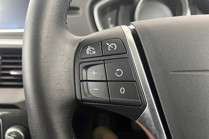 Volvo V40 Cross Country T3 Pro Automatic (Winter Pack)