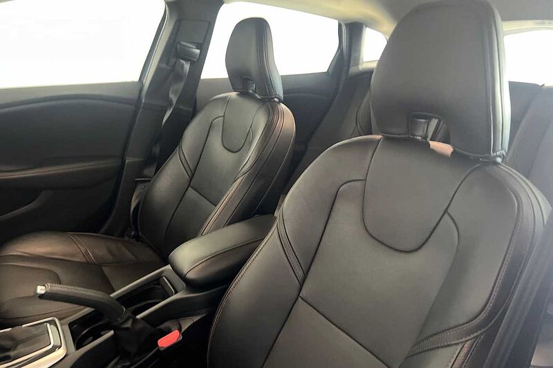 Volvo V40 Cross Country T3 Pro Automatic (Winter Pack)
