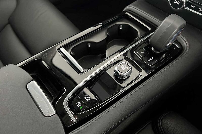 Volvo S60 Recharge Ultimate, T8 AWD Plug-in hybrid, Petrol, Dark