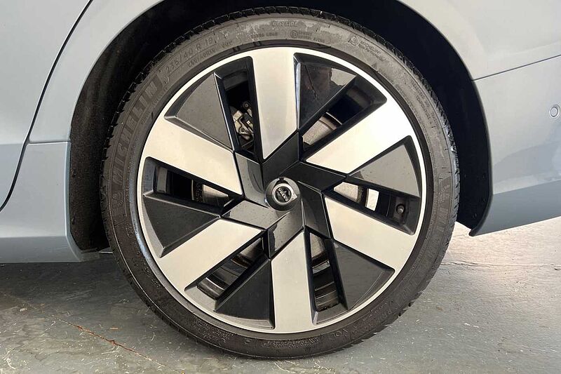 Volvo S60 Recharge Ultimate, T8 AWD Plug-in hybrid, Petrol, Dark
