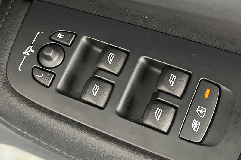 Volvo S60 Recharge Ultimate, T8 AWD Plug-in hybrid, Petrol, Dark
