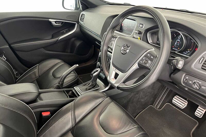 Volvo V40 D2 R-Design Pro Automaticc( Intellisafe Pro | Xenium Pack | Winter Pack )