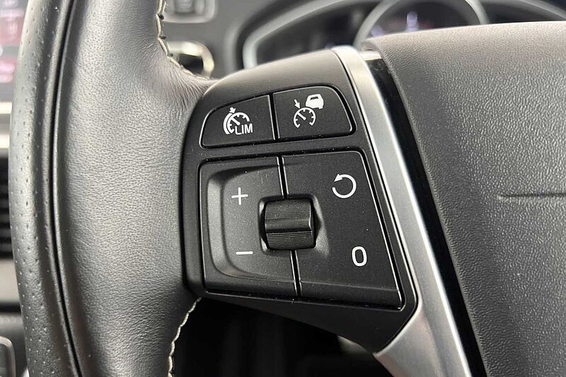 Volvo V40 D2 R-Design Pro Automaticc( Intellisafe Pro | Xenium Pack | Winter Pack )
