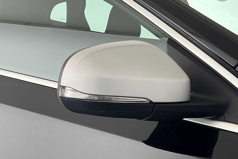 Volvo V40 D2 R-Design Pro Automaticc( Intellisafe Pro | Xenium Pack | Winter Pack )