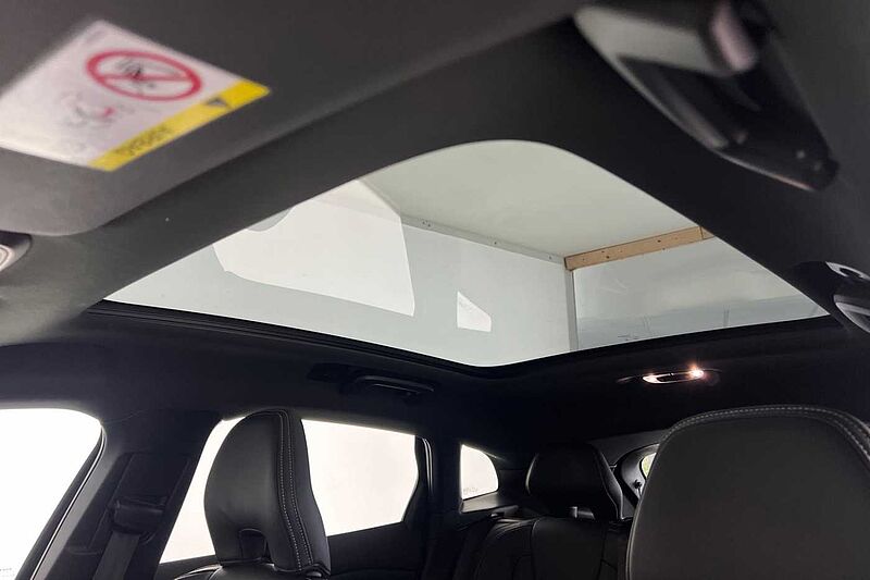 Volvo V40 D2 R-Design Pro Automaticc( Intellisafe Pro | Xenium Pack | Winter Pack )