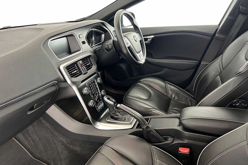 Volvo V40 D2 R-Design Pro Automaticc( Intellisafe Pro | Xenium Pack | Winter Pack )