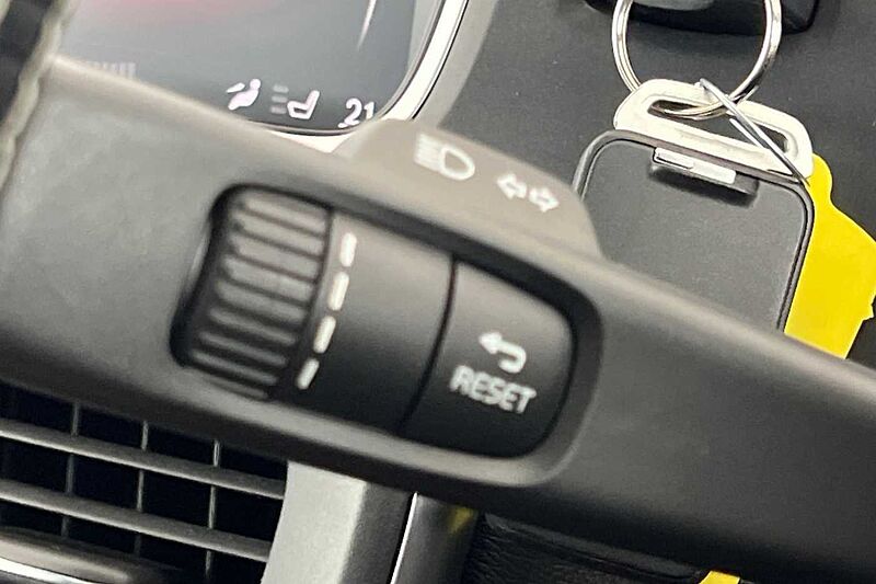Volvo V40 D2 R-Design Pro Automaticc( Intellisafe Pro | Xenium Pack | Winter Pack )