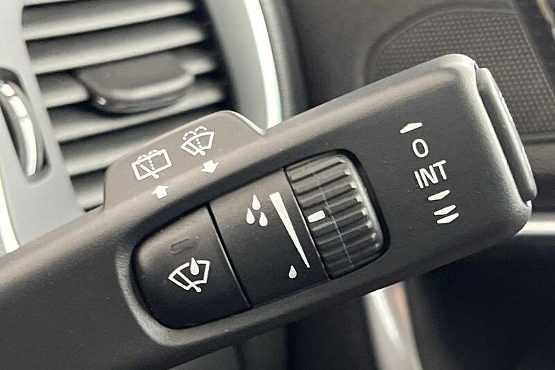 Volvo V40 D2 R-Design Pro Automaticc( Intellisafe Pro | Xenium Pack | Winter Pack )