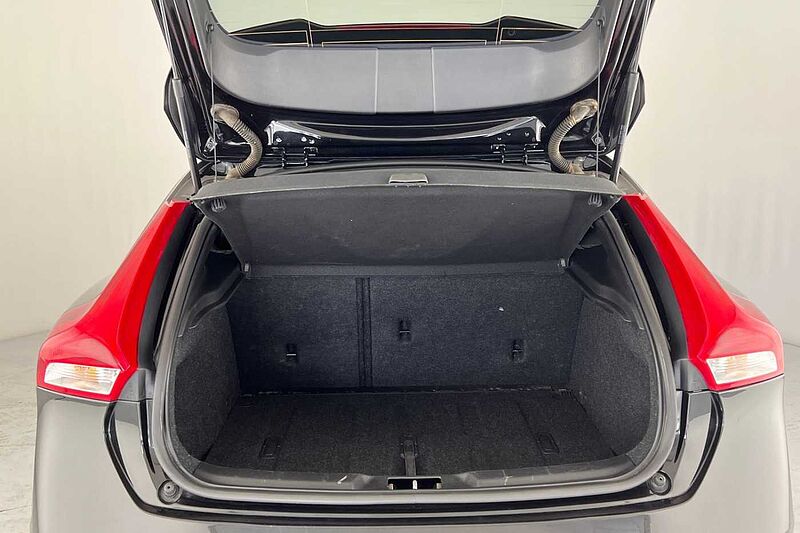 Volvo V40 D2 R-Design Pro Automaticc( Intellisafe Pro | Xenium Pack | Winter Pack )