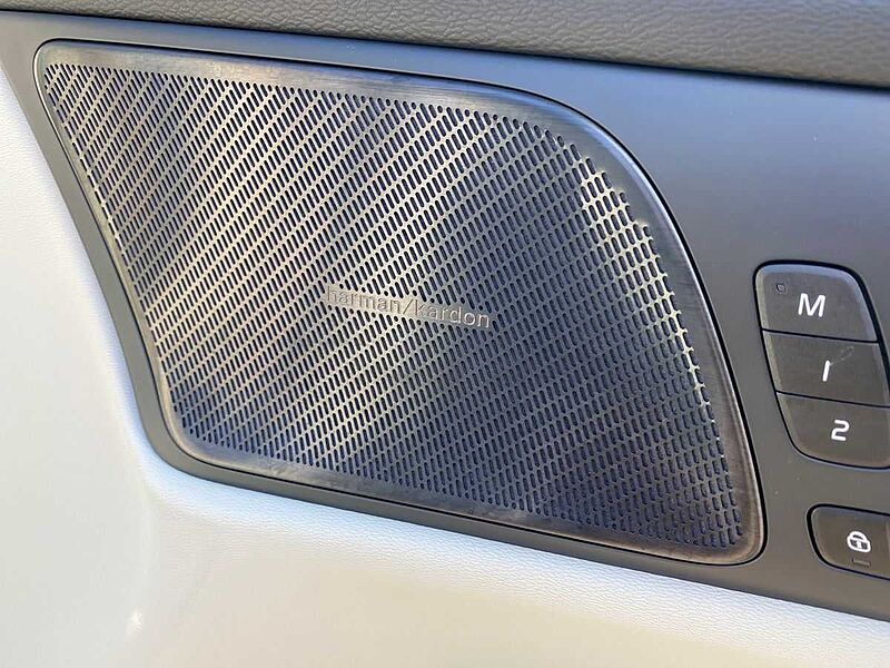 Volvo S60 Recharge Ultimate, T8 AWD Plug-in hybrid, Electric/Petrol, Dark