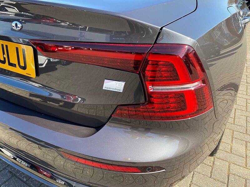 Volvo S60 Recharge Ultimate, T8 AWD Plug-in hybrid, Electric/Petrol, Dark