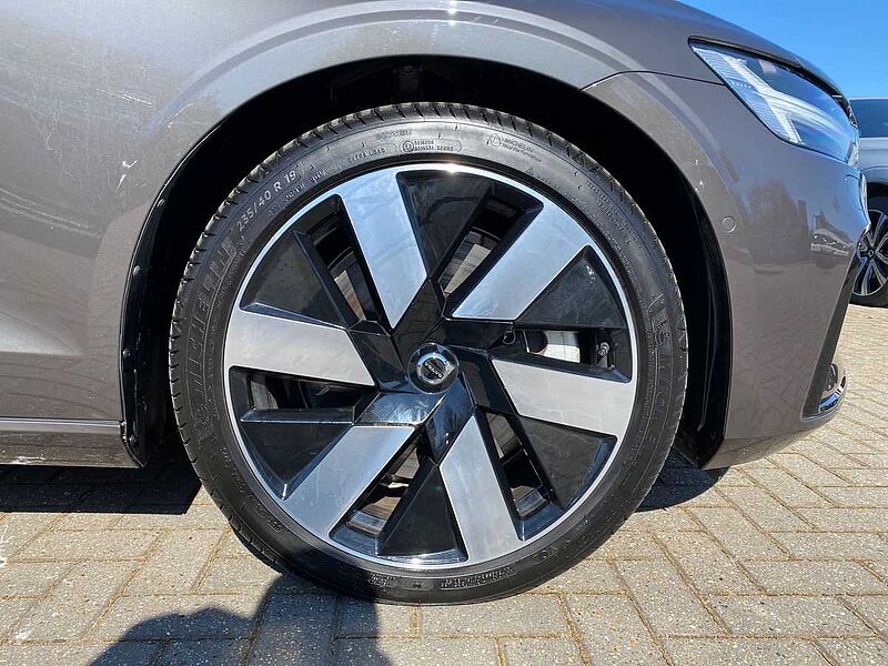 Volvo S60 Recharge Ultimate, T8 AWD Plug-in hybrid, Electric/Petrol, Dark