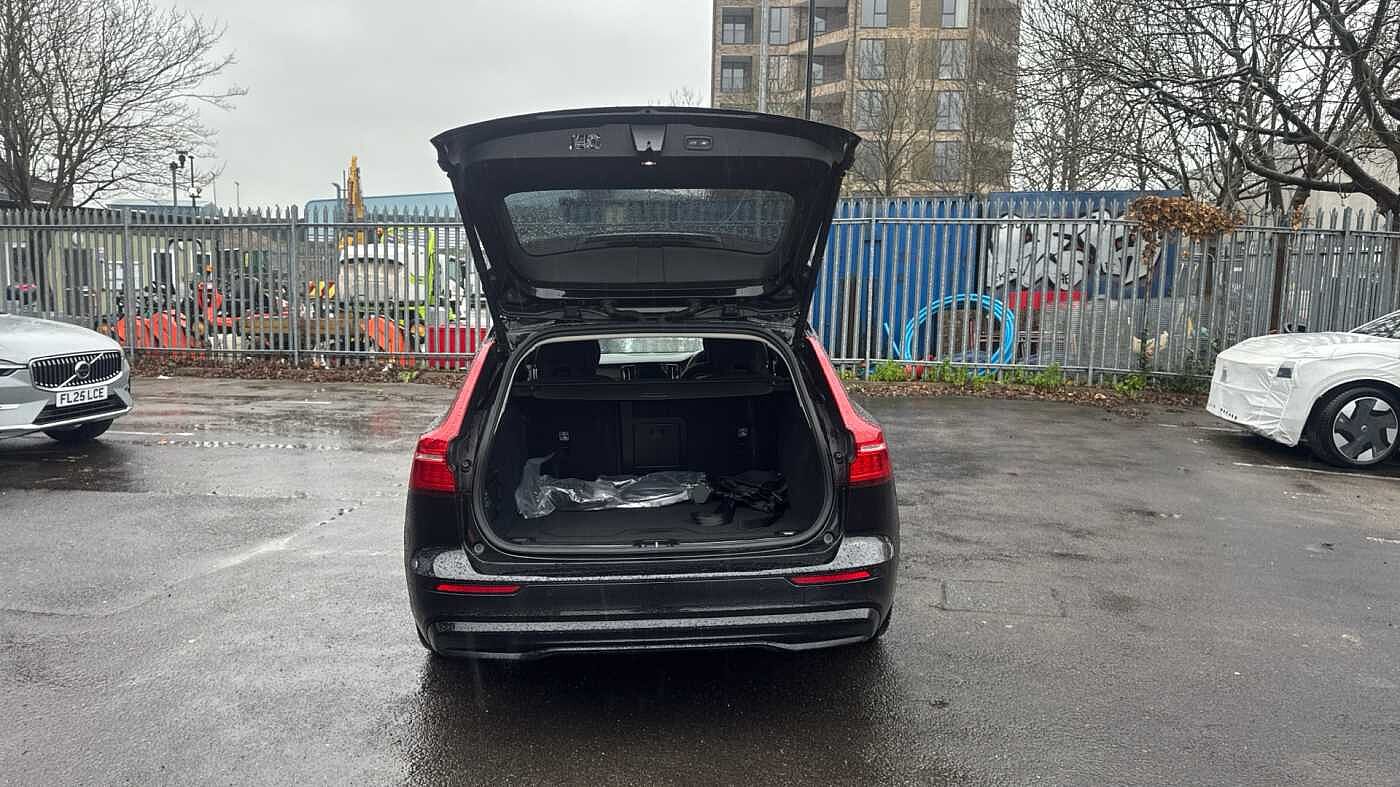 Volvo V60 Ultra, T8 AWD Plug-in hybrid, Electric/Petrol, Dark