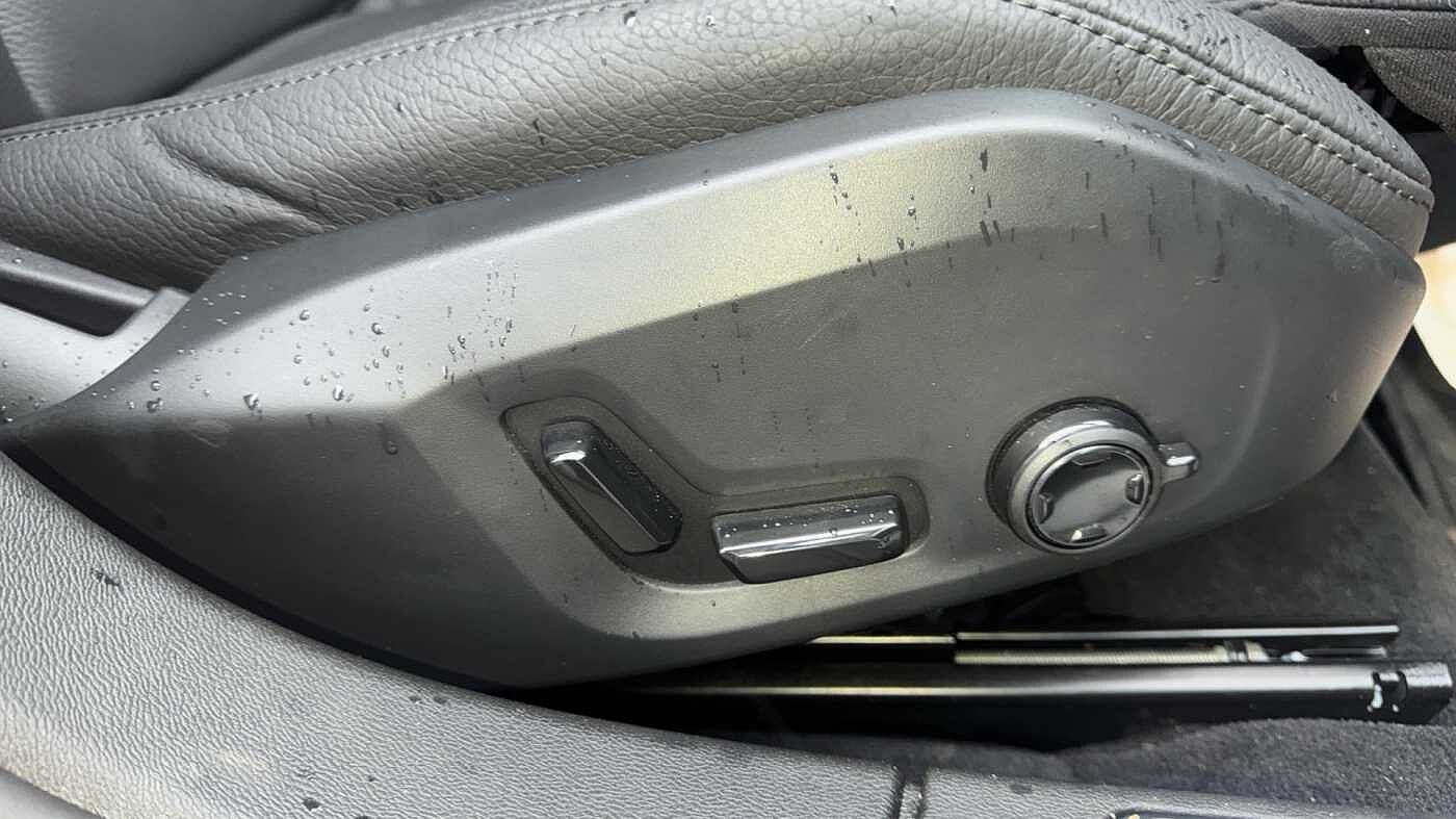 Volvo V60 Ultra, T8 AWD Plug-in hybrid, Electric/Petrol, Dark