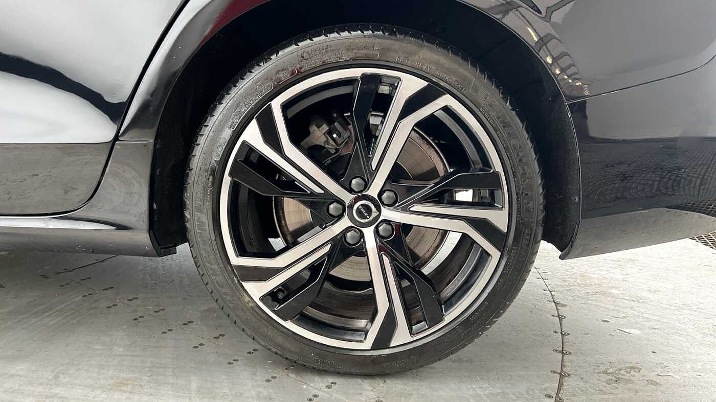 Volvo S60 Plus, B5 mild hybrid, Petrol, Dark