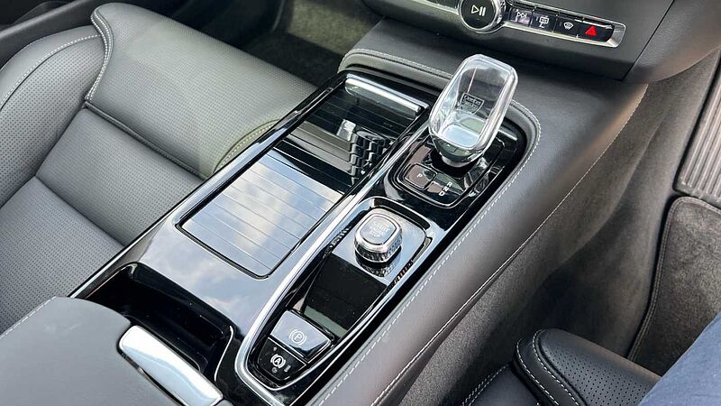Volvo V90 Ultra, T8 AWD Plug-in hybrid, Electric/Petrol, Dark