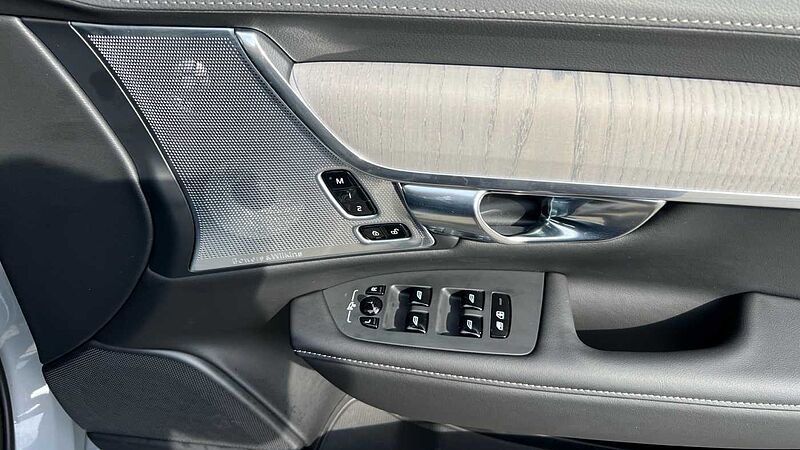 Volvo V90 Ultra, T8 AWD Plug-in hybrid, Electric/Petrol, Dark